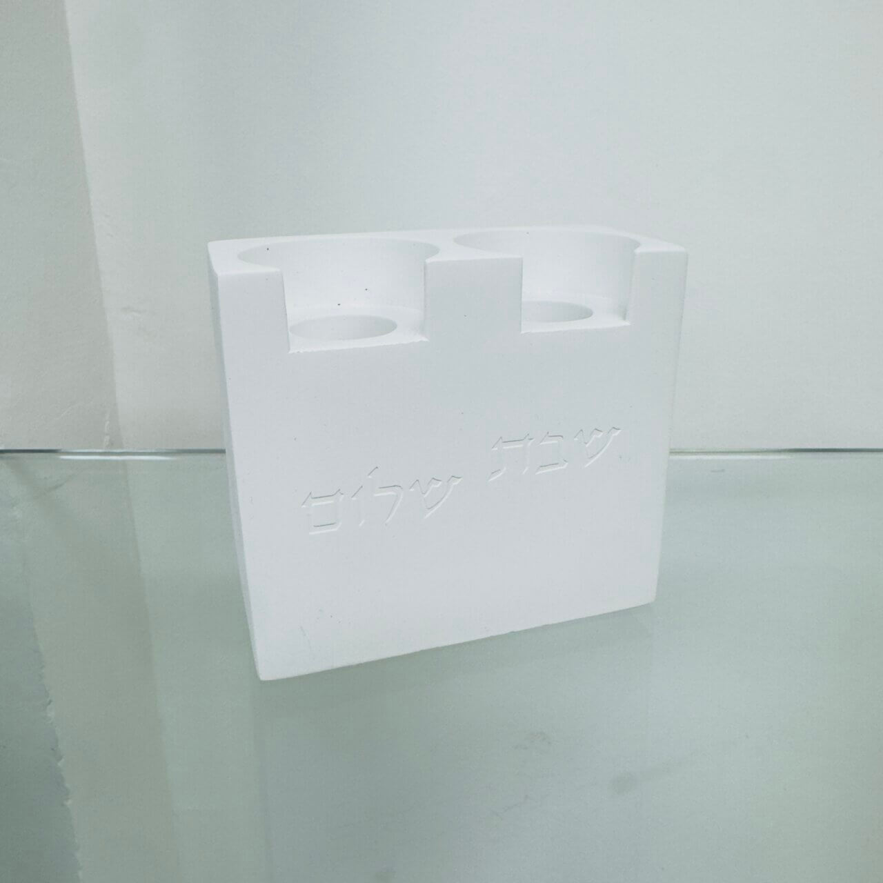 מעמד פמוטי בטון לבן