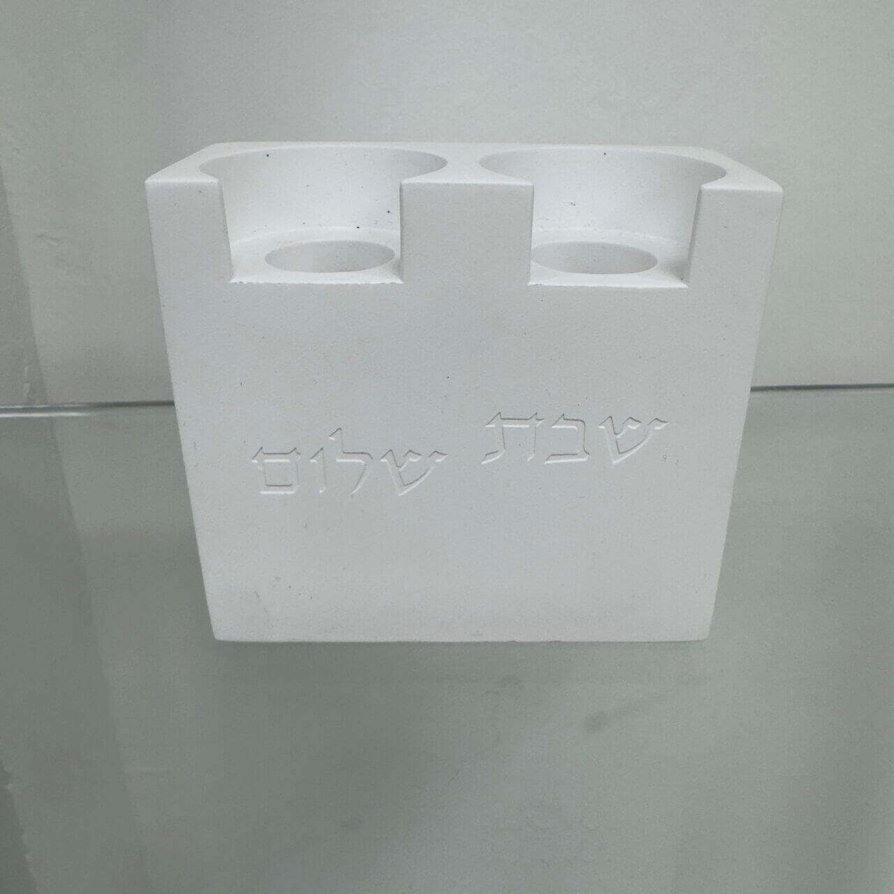 מעמד פמוטי בטון לבן