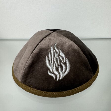 כיפה קטיפה חומה "האש שלי" כיפה קטיפה חומה "האש שלי"