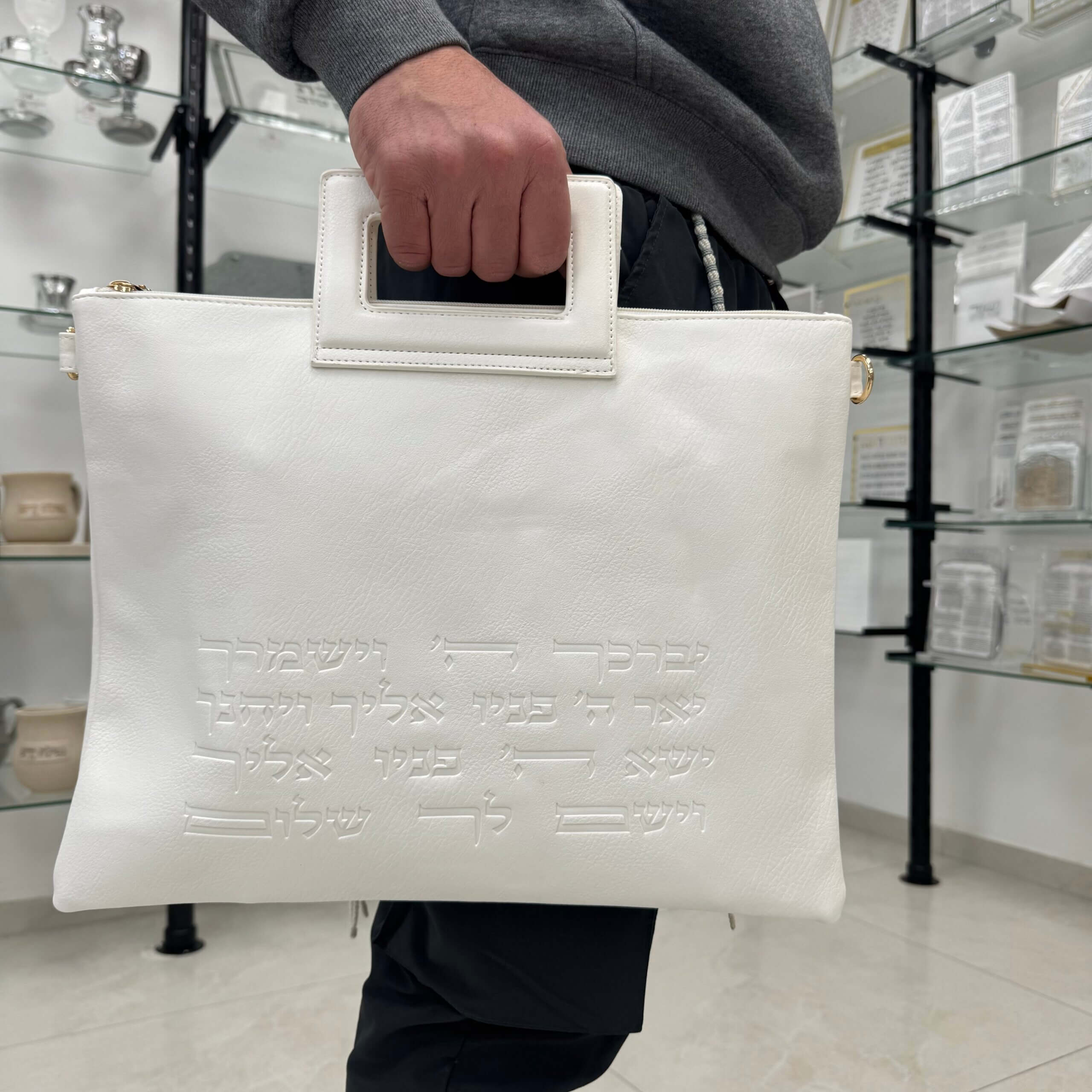 סט תיקים לטלית ולתפילין דגם "אחדות" לבן סט תיקים לטלית ולתפילין דגם "אחדות" לבן