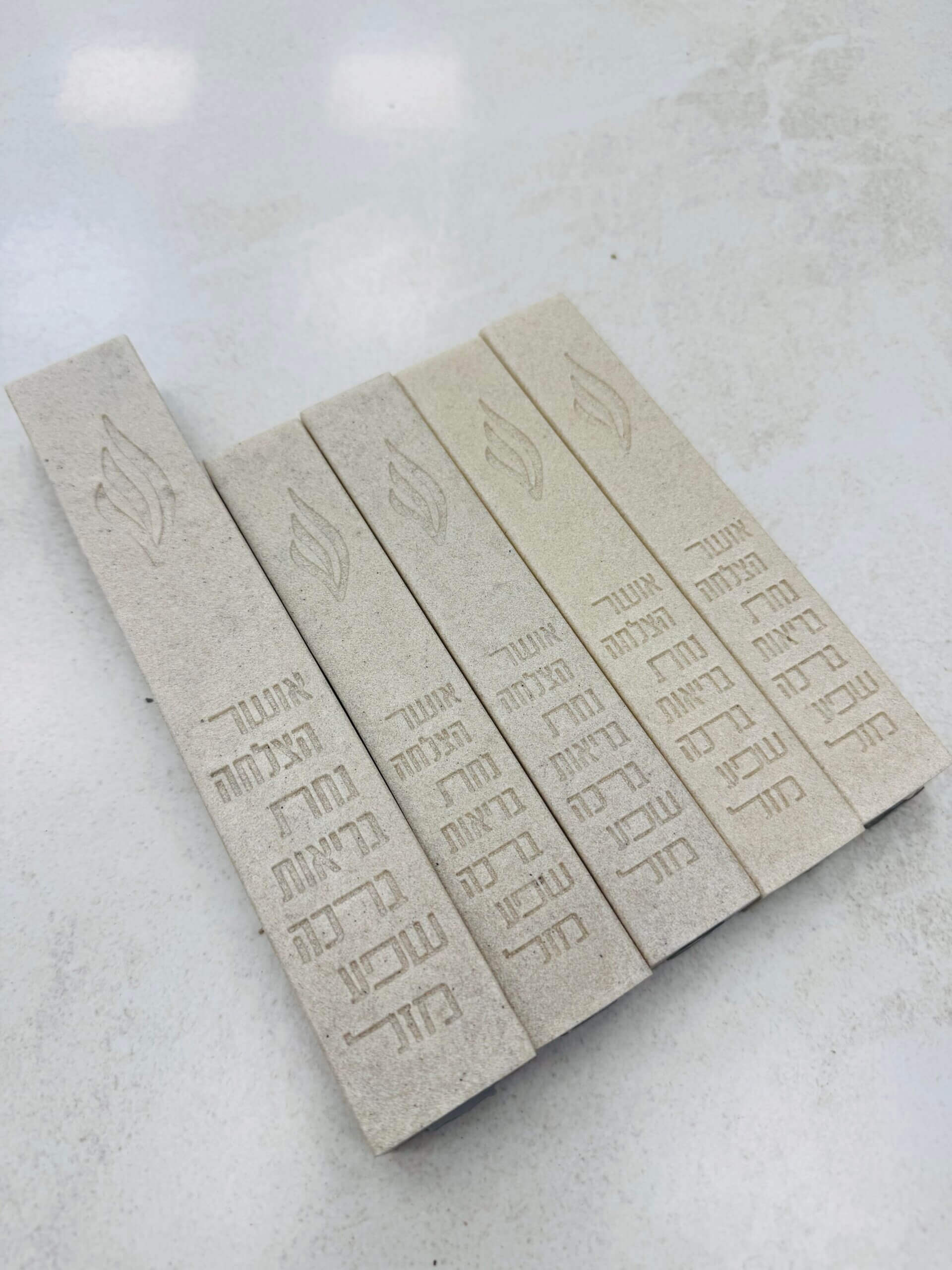 מארז בתי מזוזות בטון בצבע בז 1+4 | "ברכות" מארז בתי מזוזות בטון בצבע בז 1+4 | "ברכות"
