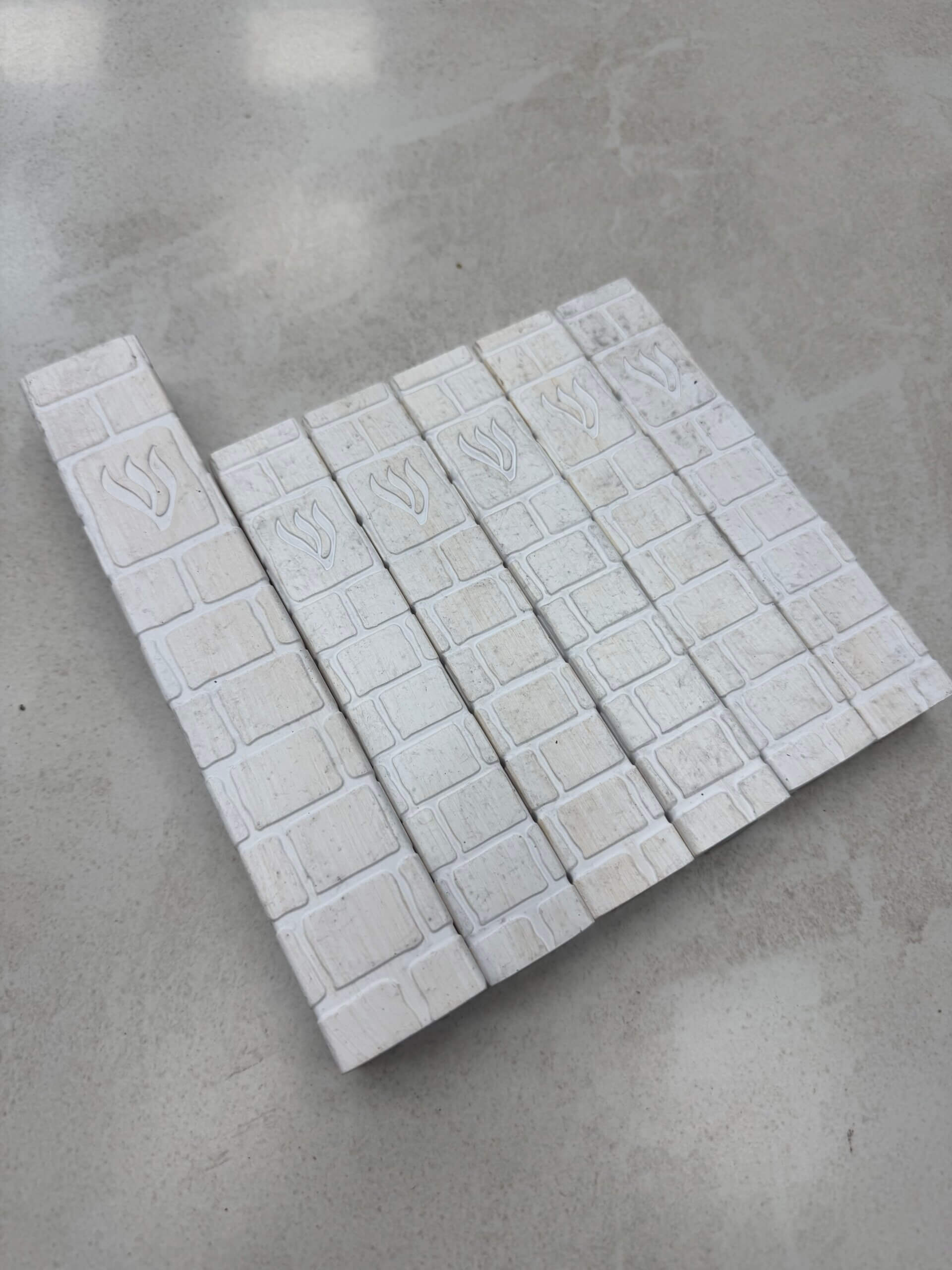 מארז בתי מזוזות 1+4 "אבן השתיה" מארז בתי מזוזות 1+4 "אבן השתיה"