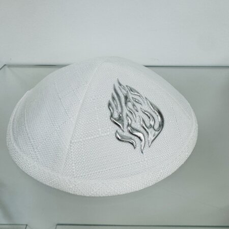 כיפה דגם ״האש שלי״ לבנה