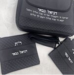 מארז תיק טלית דגם "מזוודה" ושני כיסוים לתפילין רש"י ור"ת מארז תיק טלית דגם "מזוודה" ושני כיסוים לתפילין רש"י ור"ת