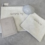 מארז כיסויים לטלית ולתפילין דגם יונתן חלק צבע אבן +סידור קלאסי וכיפה