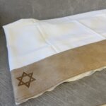 טלית צמר- עטרה ג'מס בצבע שמנת 2 מגן דוד