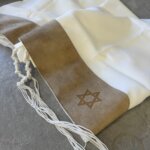 טלית צמר- עטרה ג'מס בצבע שמנת 2 מגן דוד טלית צמר- עטרה ג'מס בצבע שמנת 2 מגן דוד