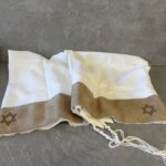 טלית צמר- עטרה ג'מס בצבע שמנת 2 מגן דוד טלית צמר- עטרה ג'מס בצבע שמנת 2 מגן דוד