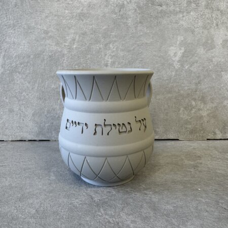 נטלה אפורה בטונית נטלה אפורה בטונית