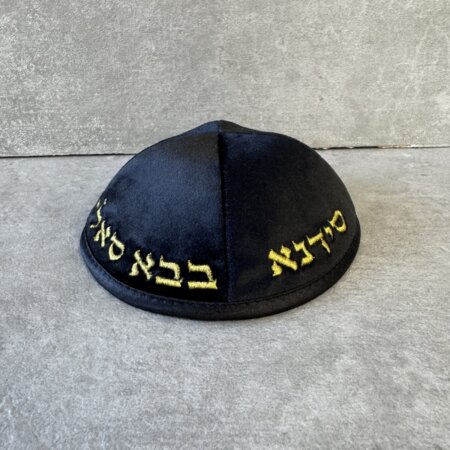 כיפה קטיפה " הבבא סלי" שחור זהב