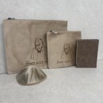 מארז סט כיסויים סידור וכיפה דגם "הבבא סלי" חמרה מארז סט כיסויים סידור וכיפה דגם "הבבא סלי" חמרה