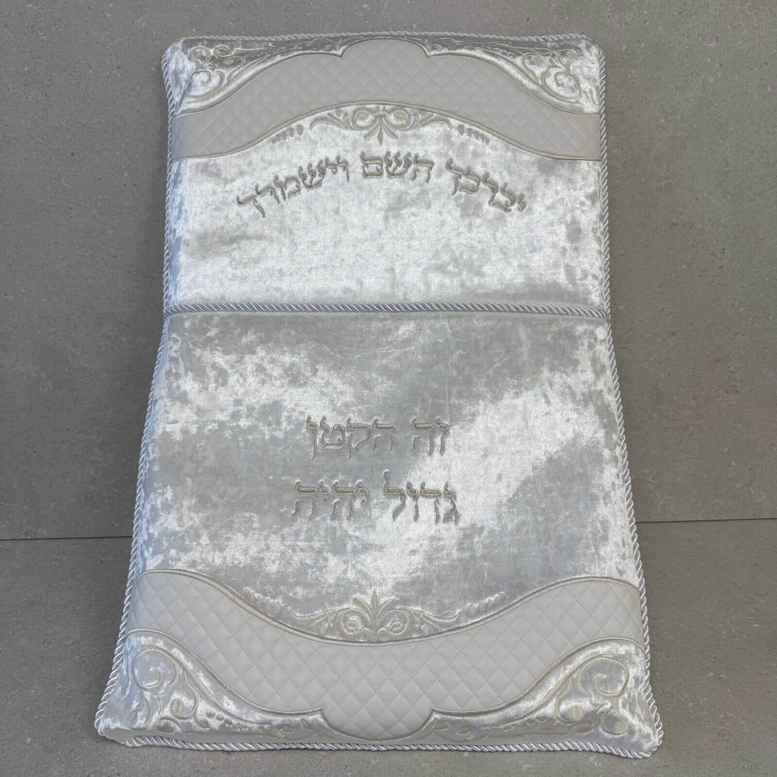 כרית ברית דגם "קטיפתי" זה הקטן גדול כרית ברית דגם "קטיפתי" זה הקטן גדול