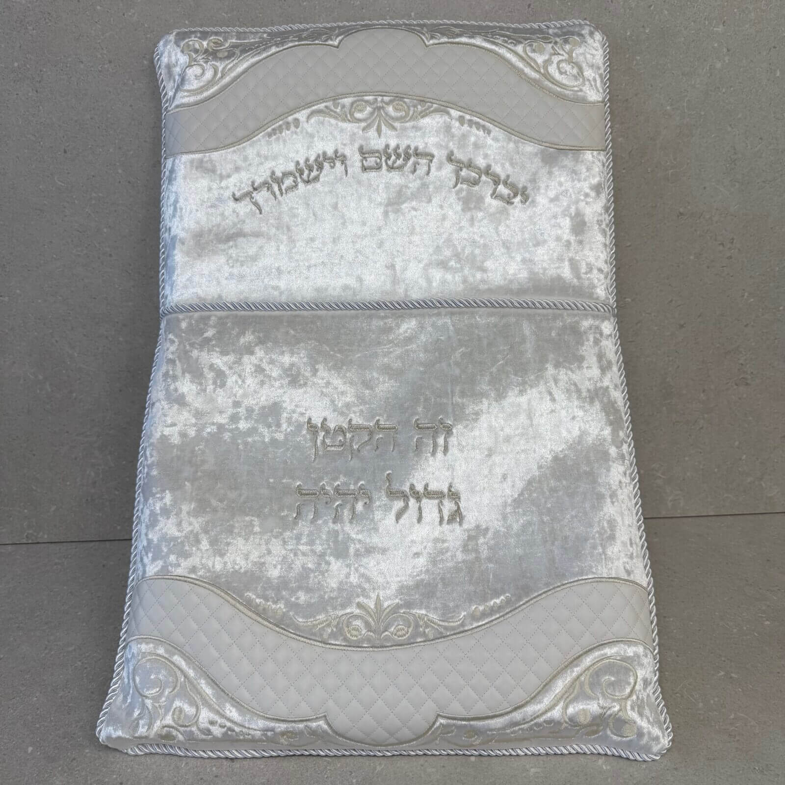 כרית ברית דגם "קטיפתי" זה הקטן גדול כרית ברית דגם "קטיפתי" זה הקטן גדול